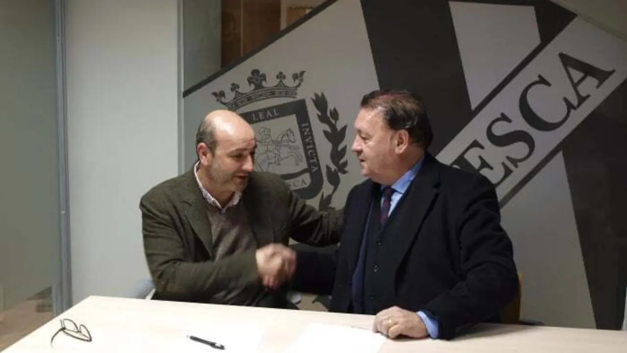 Firma del convenio entre ambos presidentes | Foto: AD Barbastro