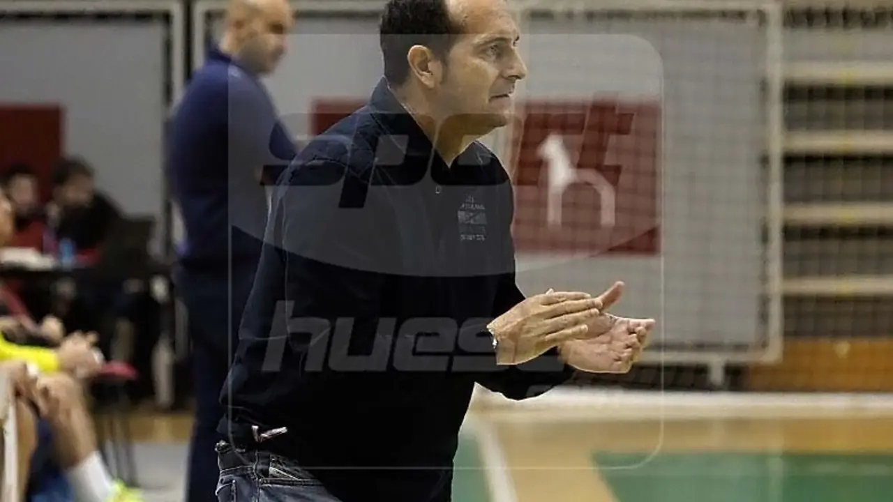 En primer plano, el t&eacute;cnico del Bada Jos&eacute; Francisco Nolasco. Foto: C. Pascual