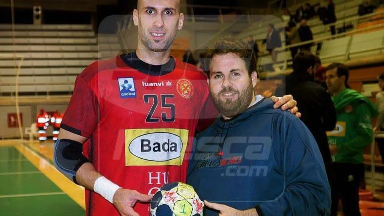 Marco Mira y Diego Merelas posan juntos en la foto con el bal&oacute;n del sorteo | Foto: C.Pascual