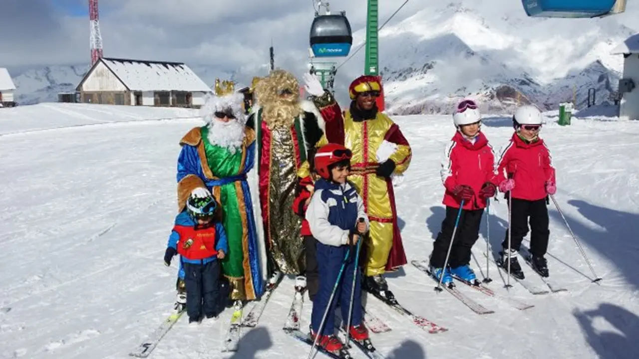 Una anterior visita de los Reyes Magos, en este caso a Panticosa de la estaci&oacute;n Aram&oacute;n Formigal-Panticosa. Foto: Aram&oacute;n