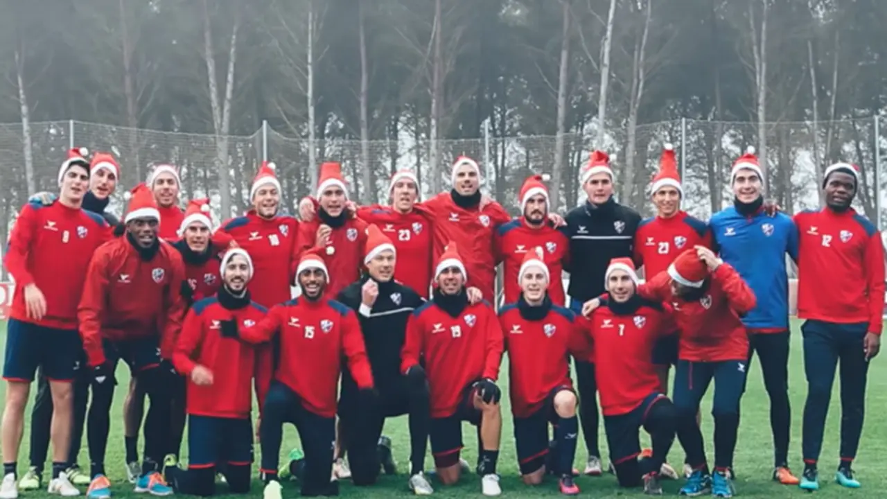 Los jugadores de la SD Huesca posan con gorros de Pap&aacute; Noel en la temporada 2016-17