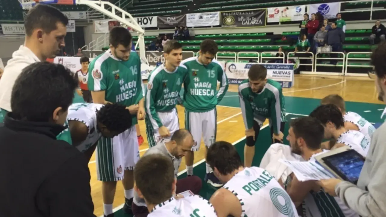 Sergio Jim&eacute;nez da instrucciones a los suyos en un tiempo muerto