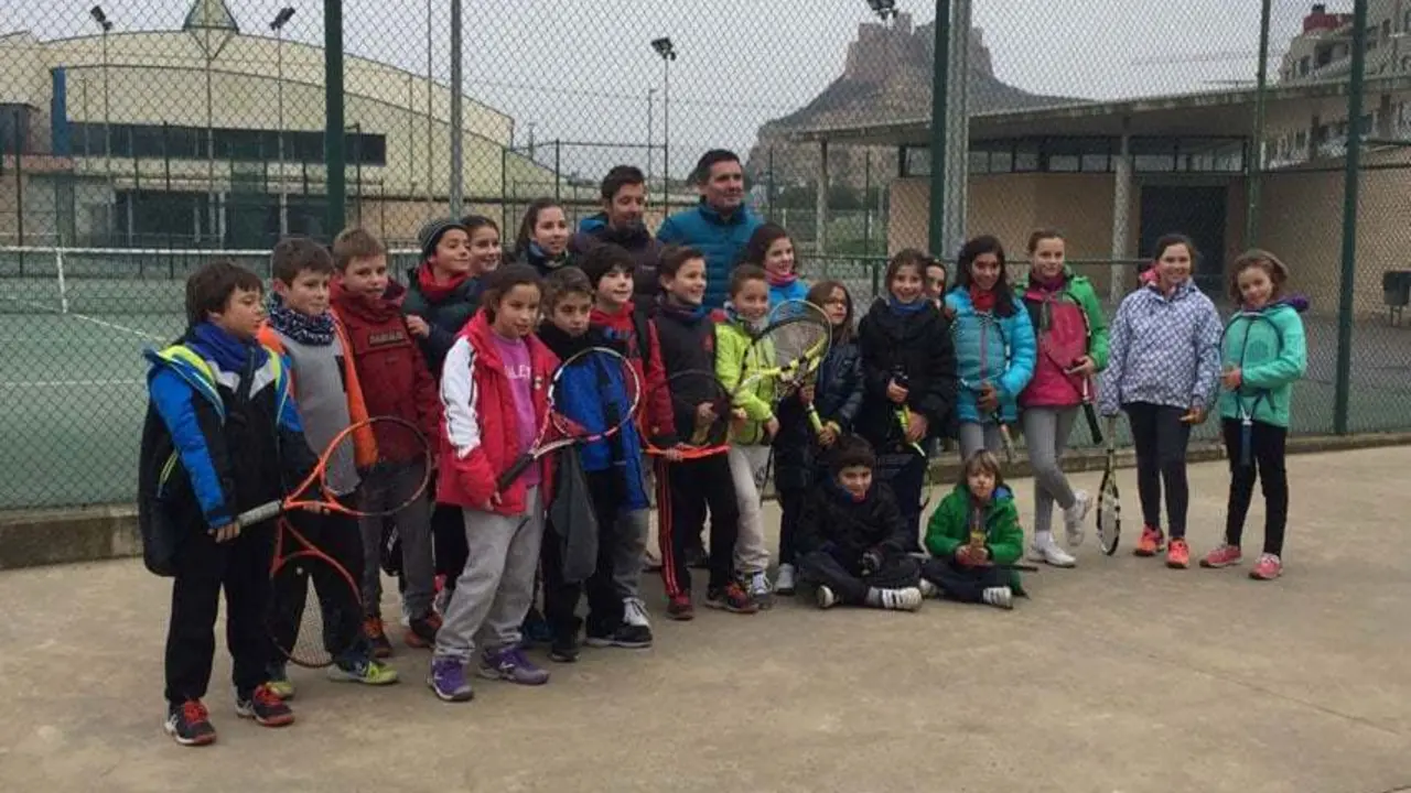 Los j&oacute;venes tenistas disfrutaron en la jornada en Monz&oacute;n | Foto: CT Osca