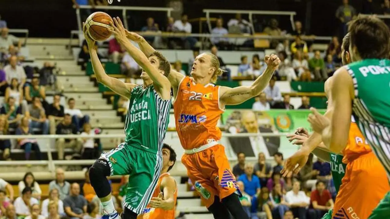 Los bases, como &Aacute;lvaro Sanz, hicieron da&ntilde;o al equipo gallego | Foto: FEB