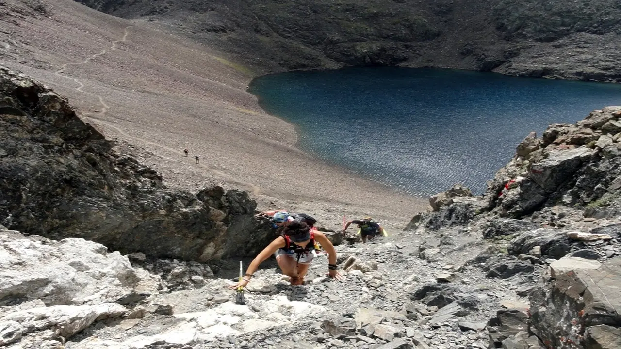 Una corredora durante uno de los duros tramos del Trail Valle de Tena de la pasada edici&oacute;n. Al fondo, el ib&oacute;n de Tebarray.