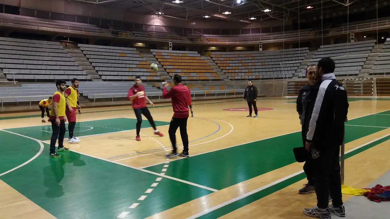 Dij&aacute; conversa con Nolasco mientras el equipo juega un partidillo. Foto: sporthuesca.com