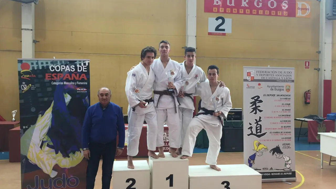 César Casas, en lo m&aacute;s alto del p&oacute;dium en Burgos.