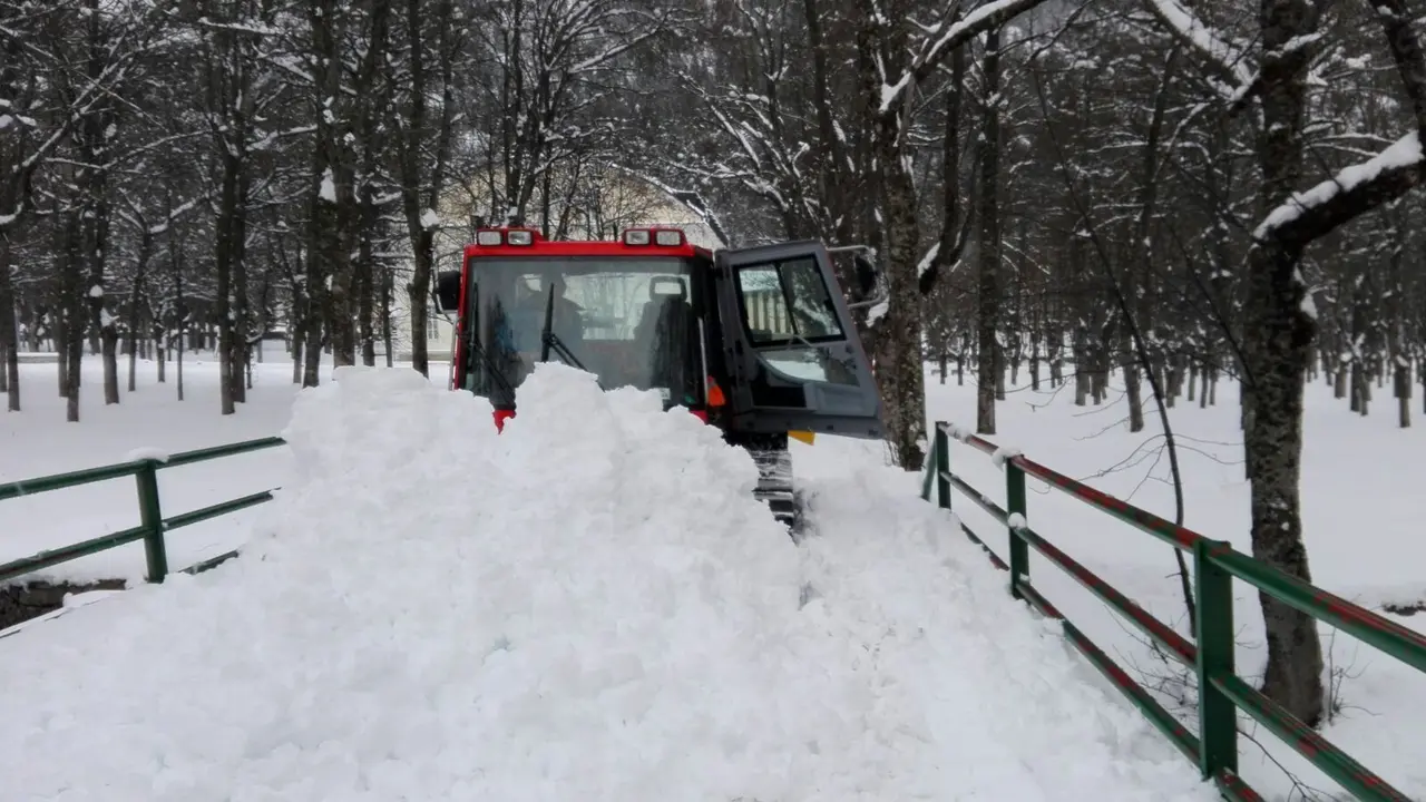 Una m&aacute;quina mueve nieve en el Balneario de Panticosa para adecuar su circuito de fondo. Foto: ENA