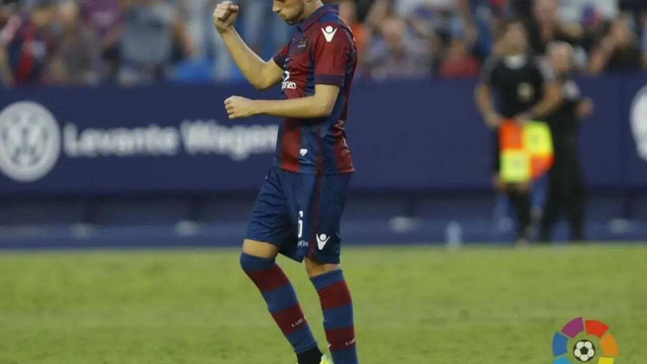 Espinosa es el toque y la visi&oacute;n de juego del Levante | Foto: LaLiga