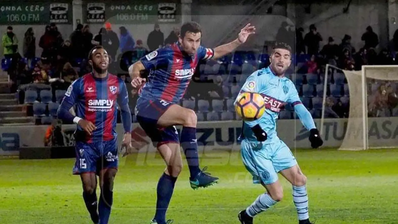 &Iacute;&ntilde;igo L&oacute;pez, en la imagen, durante u partido contra el Levante. | Foto: C.Pascual