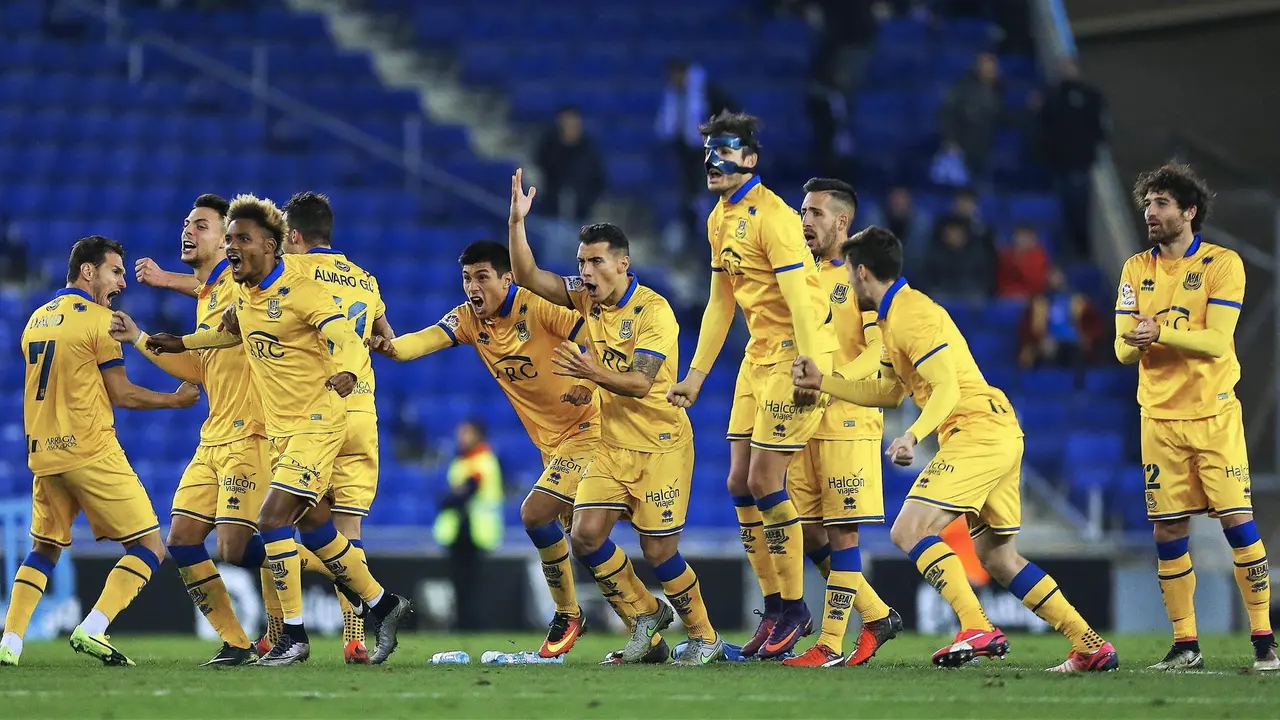 Los futbolistas del Alcorc&oacute;n celebran el pase a octavos ante el Espanyol | Foto: libertaddigital.com