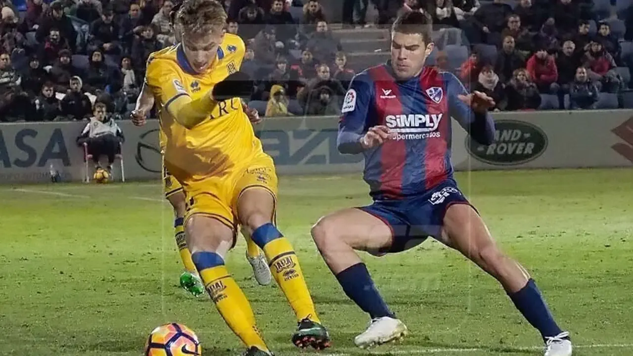 Alexander no estar&aacute; para ocupar el lateral | Foto: C.Pascual
