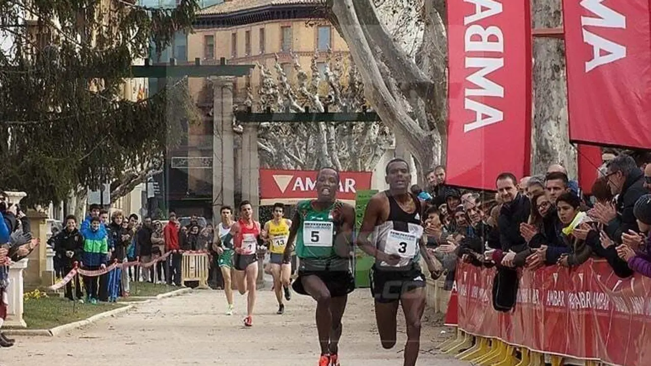 Esprint de Ndikuwenayo (5) y Seboka, con Carlos Mayo -de rojo- al fondo. Foto: Carlos Pascual