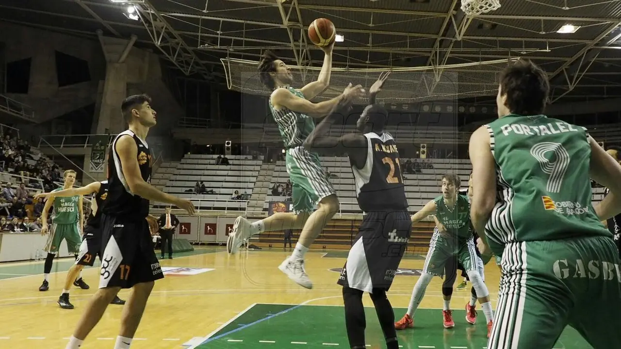 Mikel Motos entra con fuerza ante la oposici&oacute;n de Mbaye / Foto: C.Pascual