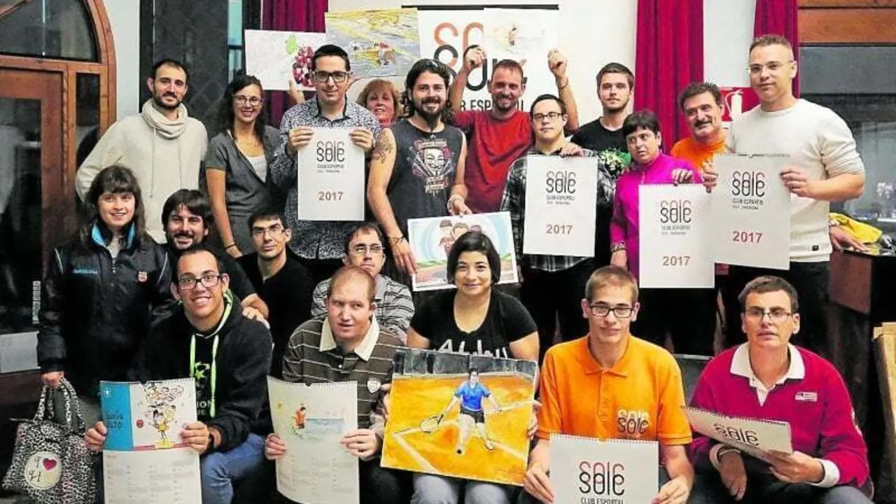 Componentes del Club Esportiu Solc de Tarragona posan con el calendario solidario.
