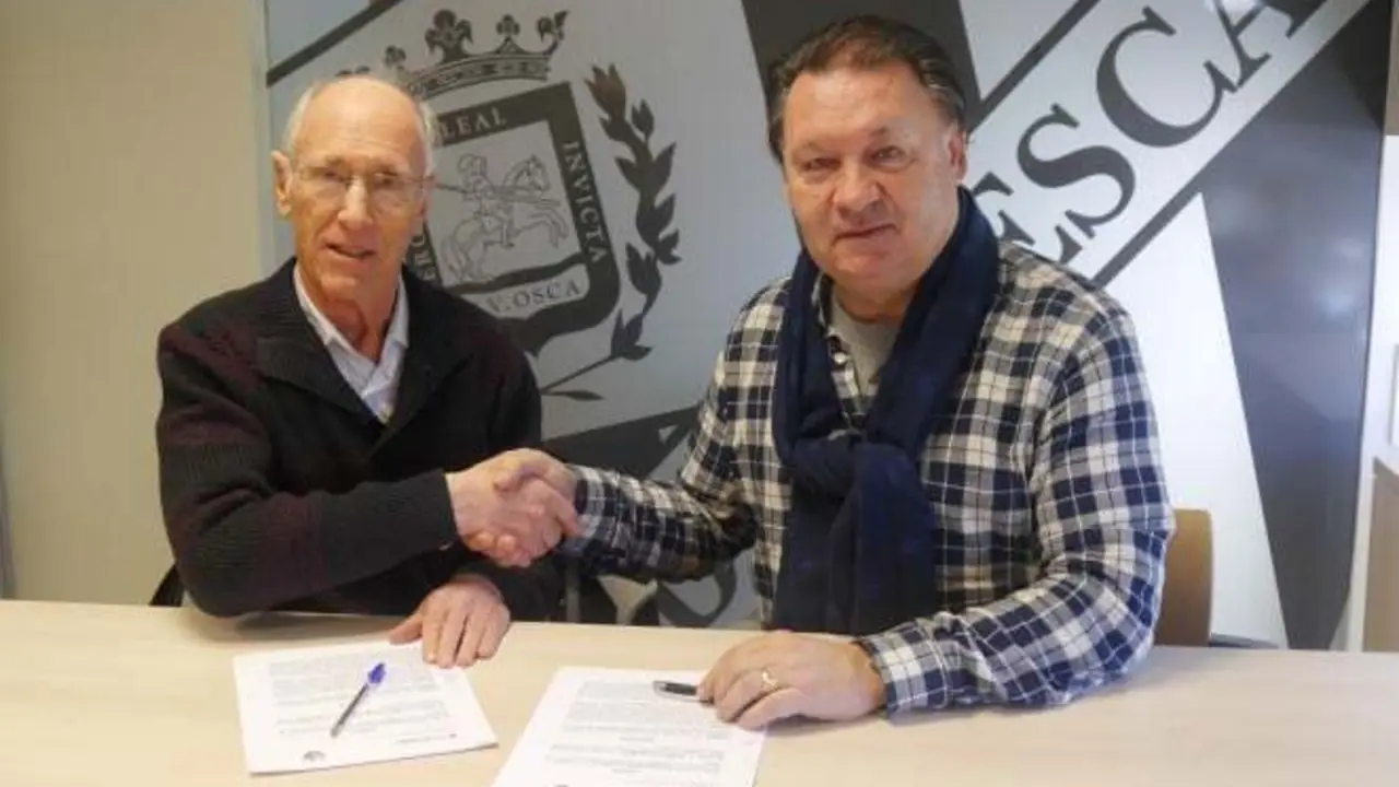 Antonio Vall&eacute;s y Agust&iacute;n Lasaosa en la firma del acuerdo entre la SD Huesca y Cruz Roja | Foto: SD Huesca