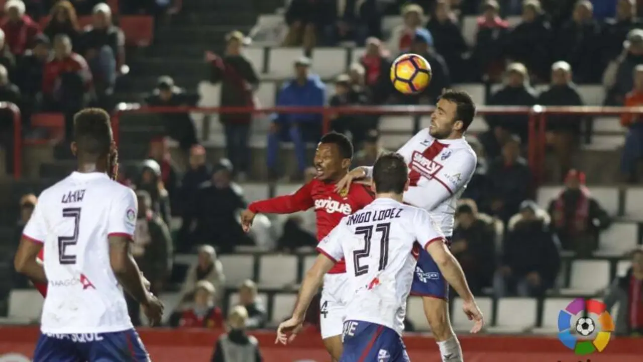 El 5-3-2 de Anquela le permiti&oacute; al Huesca volver a sumar | Foto: LaLiga