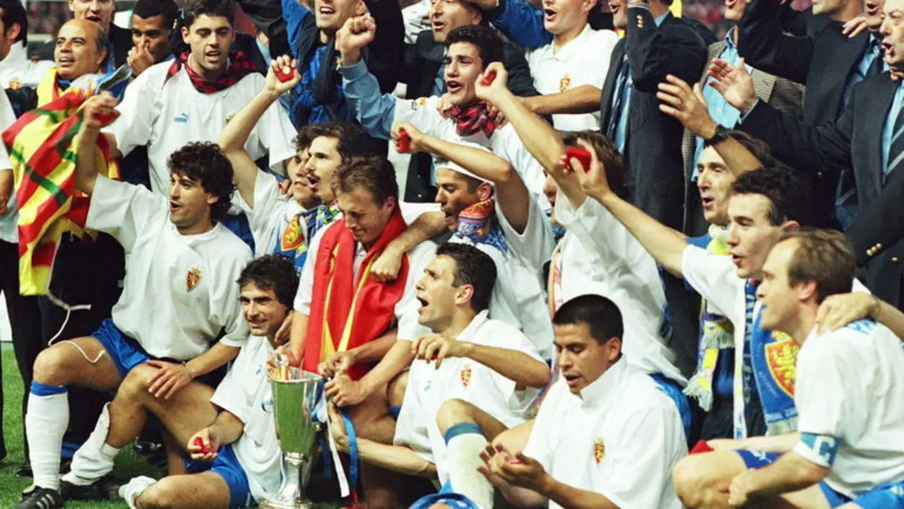 La plantilla del Zaragoza posando sobre el c&eacute;sped de El Parque de los Pr&iacute;ncipes con la Recopa de Europa | Foto: eldomingoalascinco.com