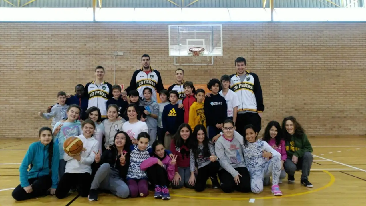 Foto de familia entre jugadores y alumnos | Foto: CB Pe&ntilde;as Huesca