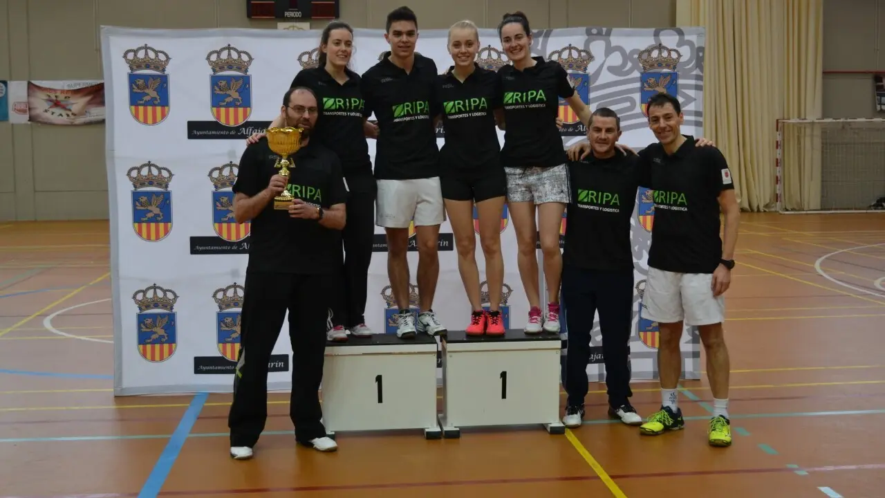 Los jugadores del Estella 'B' posan con los trofeos de campeones. 