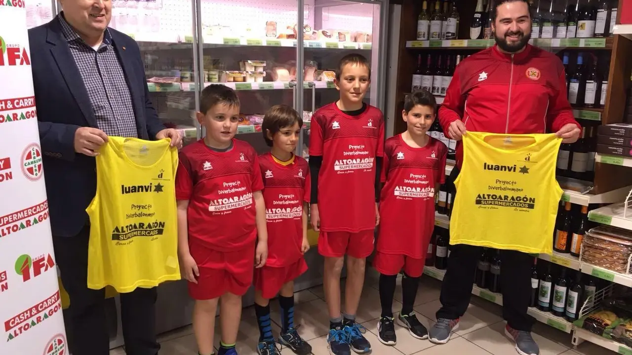 Supermercados Altoarag&oacute;n luce ya en las camisetas de los jugadores de Diverbalonmano. Foto: BM Huesca