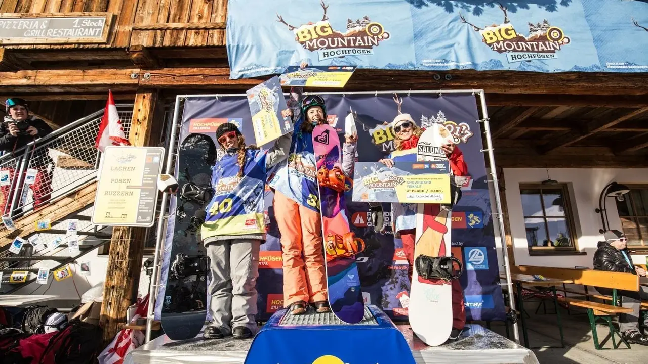 Ana Salvador, a la izquierda de la ganadora de la prueba disputada en Austria, Anna Orlova. Foto: FWQ
