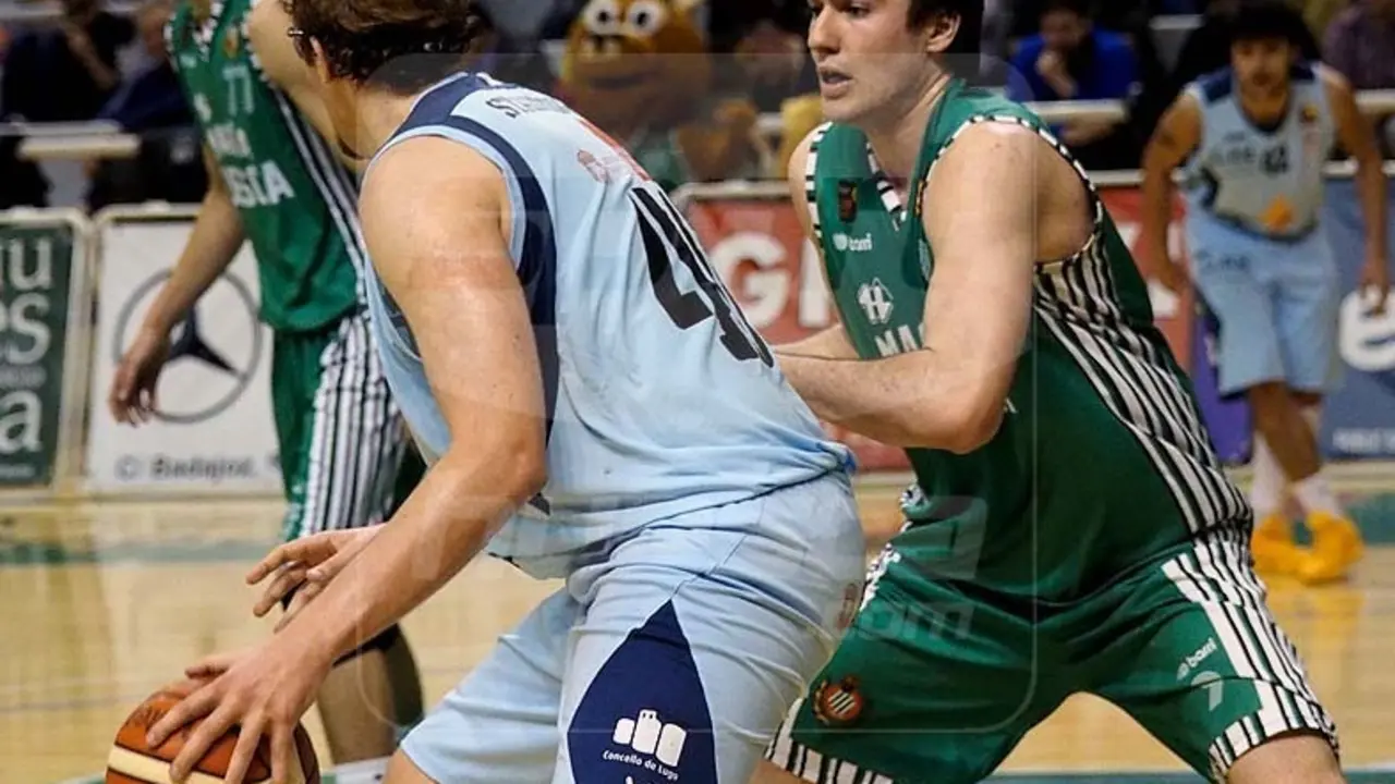 Port&aacute;lez defendiendo en un partido del Pe&ntilde;as frente a Breogan / Foto: C. Pascual