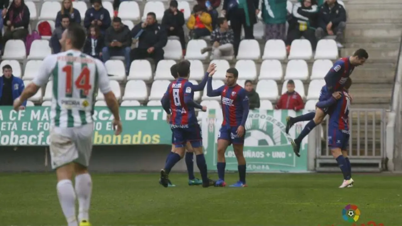 El Huesca celebra uno de los goles que meti&oacute; Vadillo  en C&oacute;rdoba la pasada temporada en horario ma&ntilde;anero | Foto: LFP