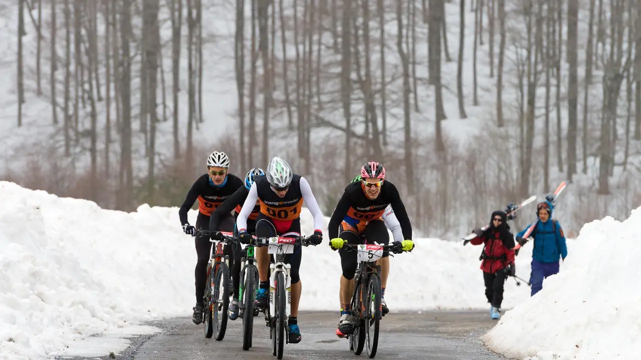 Subiendo a Linza. Segundo grupo del ciclismo | Foto: zaragozaweb.com
