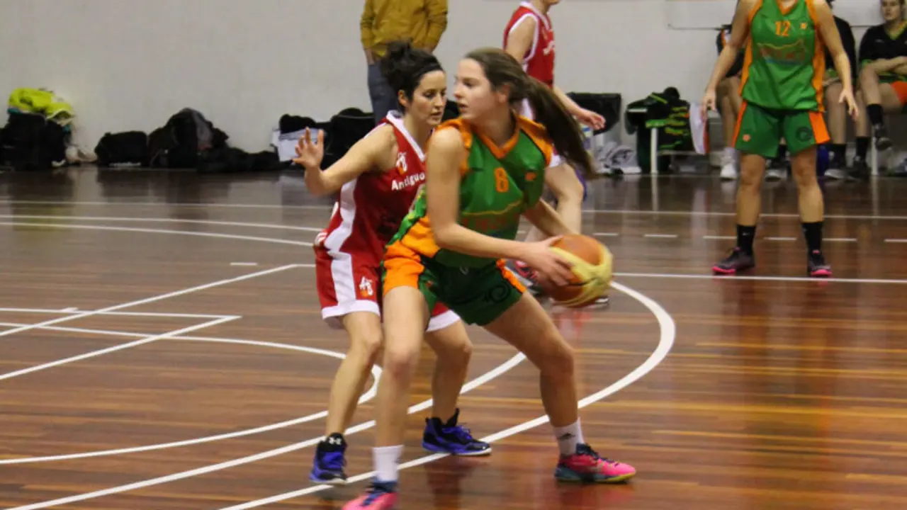 Gabriela Samperiz, jugadora de Proa Construye, con el bal&oacute;n | Foto: CBF Huesca