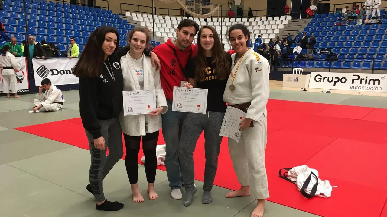 Carmen, Mar&iacute;a, Paula y Elena, junto a su entrenador Nacho S&aacute;nchez, en Alicante.
