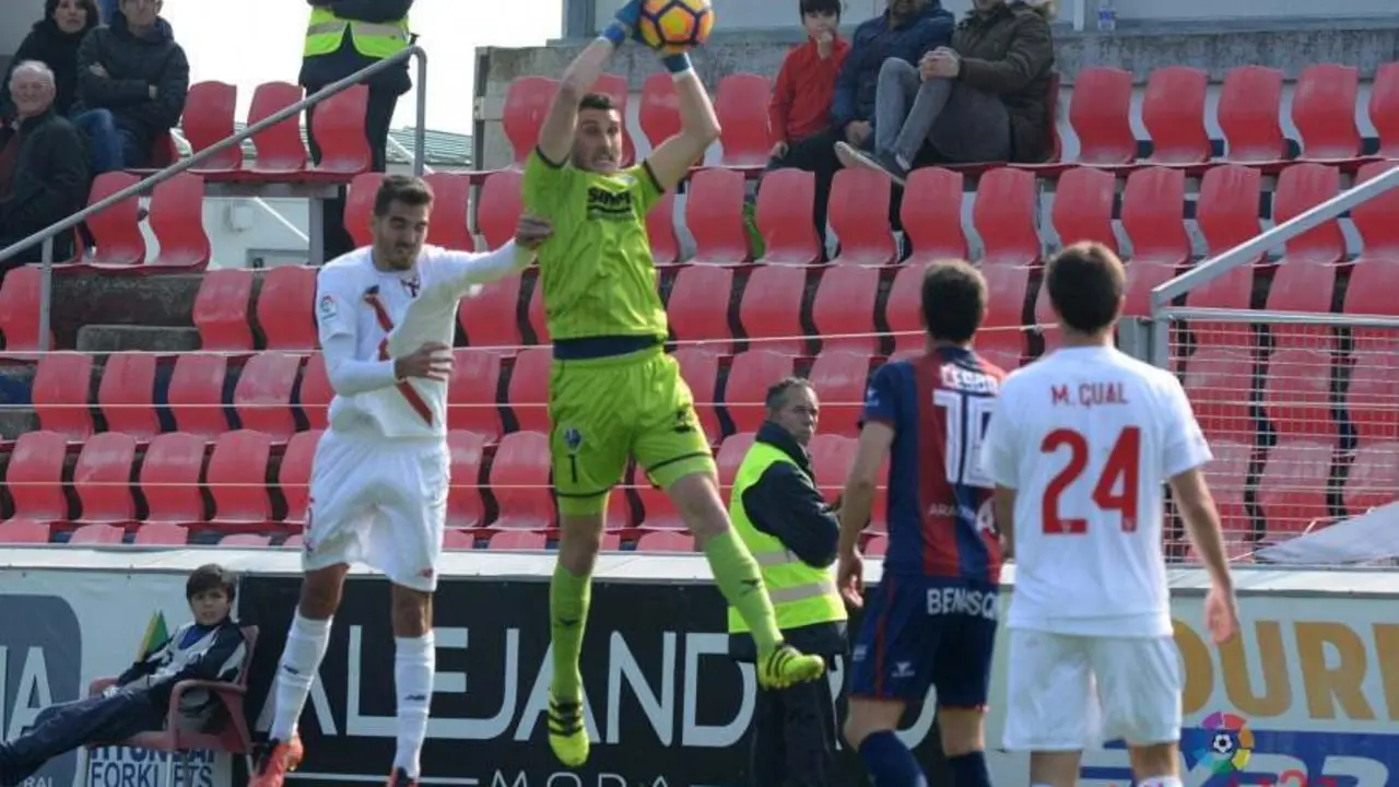 Sergio Herrera atrapa un bal&oacute;n contra el Sevilla Atl&eacute;tico | Foto: LFP