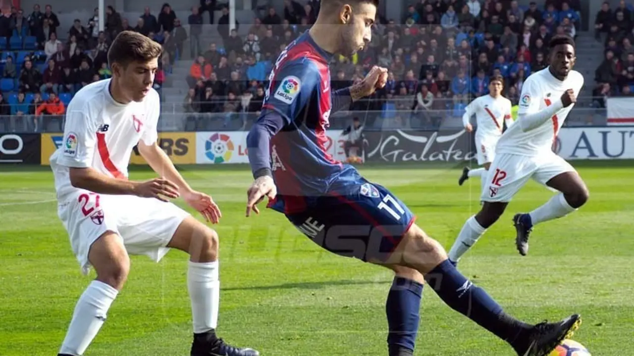 Vadillo con la camiseta azulgrana de la SD Huesca | Foto: C.Pascual