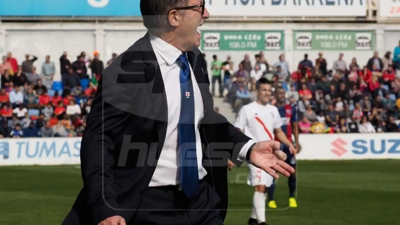 El entrenador azulgrana reconoce que el equipo debe dar m&aacute;s para seguir en la misma l&iacute;nea | Foto: C.Pascual