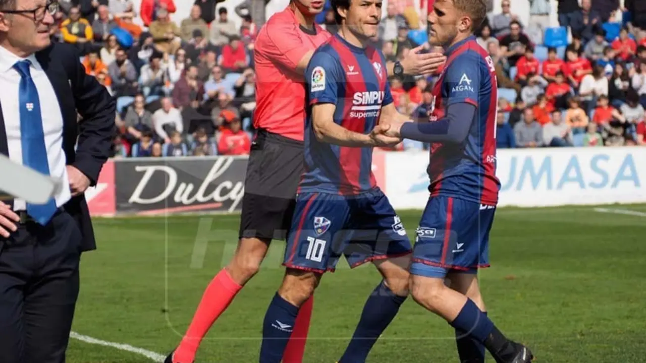 Juanjo Camacho salta al terreno de juego en sustituci&oacute;n de Samu S&aacute;iz | Foto: C.Pascual