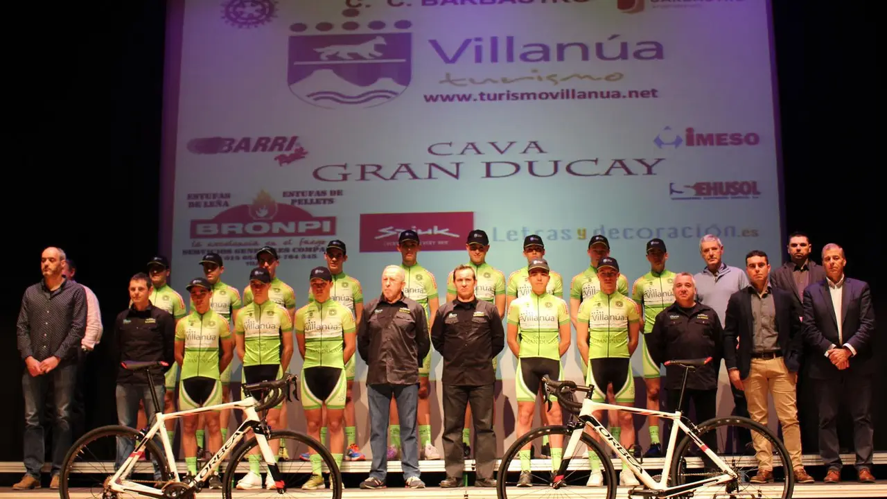 Foto de familia del equipo ciclista en la presentaci&oacute;n celebrada en Barbastro.