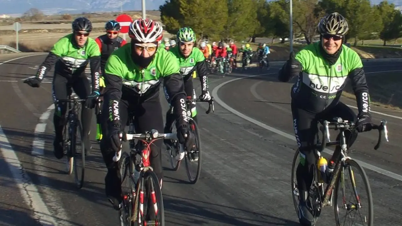 Los cicloturistas del CC Oscense conocer&aacute;n de mandos policiales las novedades para circular por las carreteras. Foto: CC Oscense