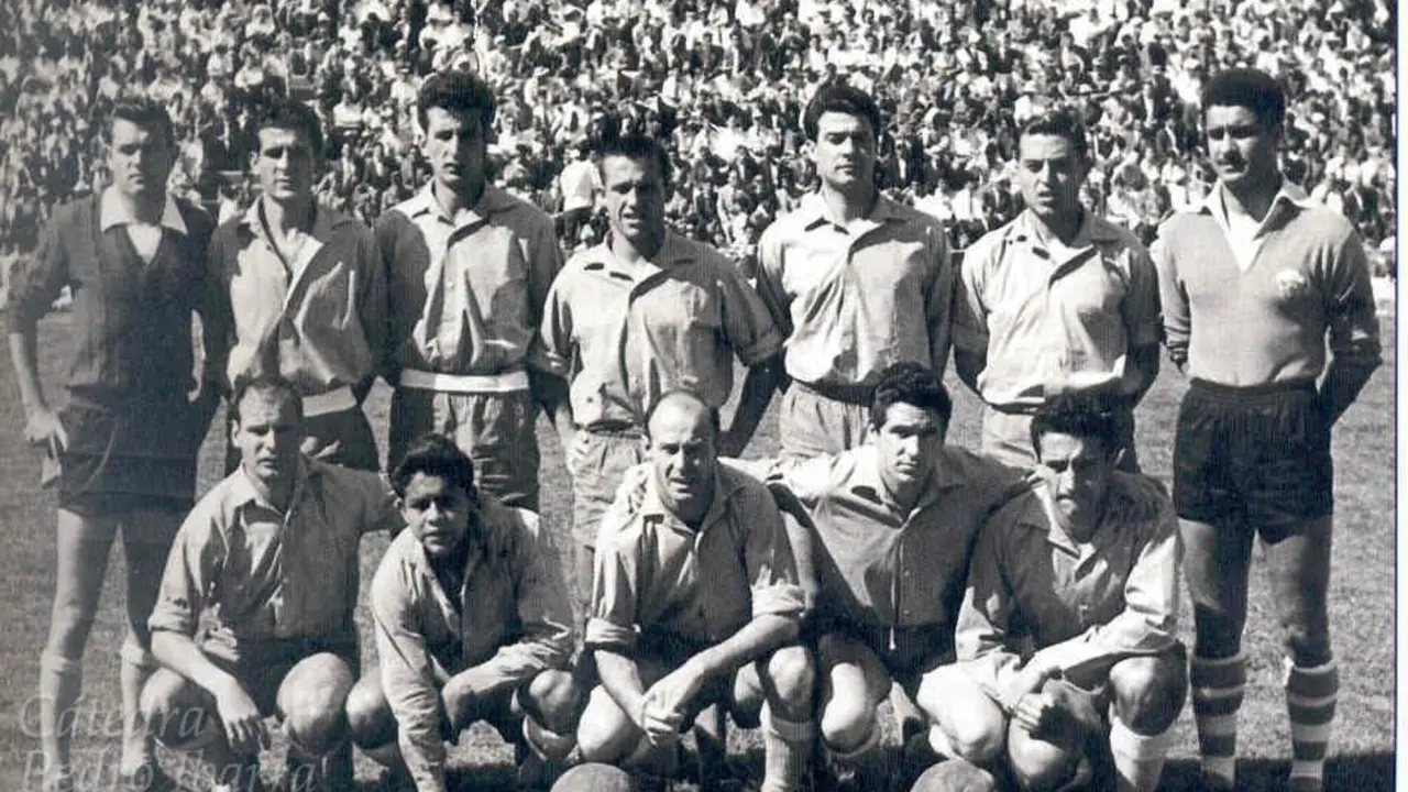 XI con el que el Elche CF consigui&oacute; su primer ascenso a Primera | Foto: C&aacute;tedra Pedro Ibarra