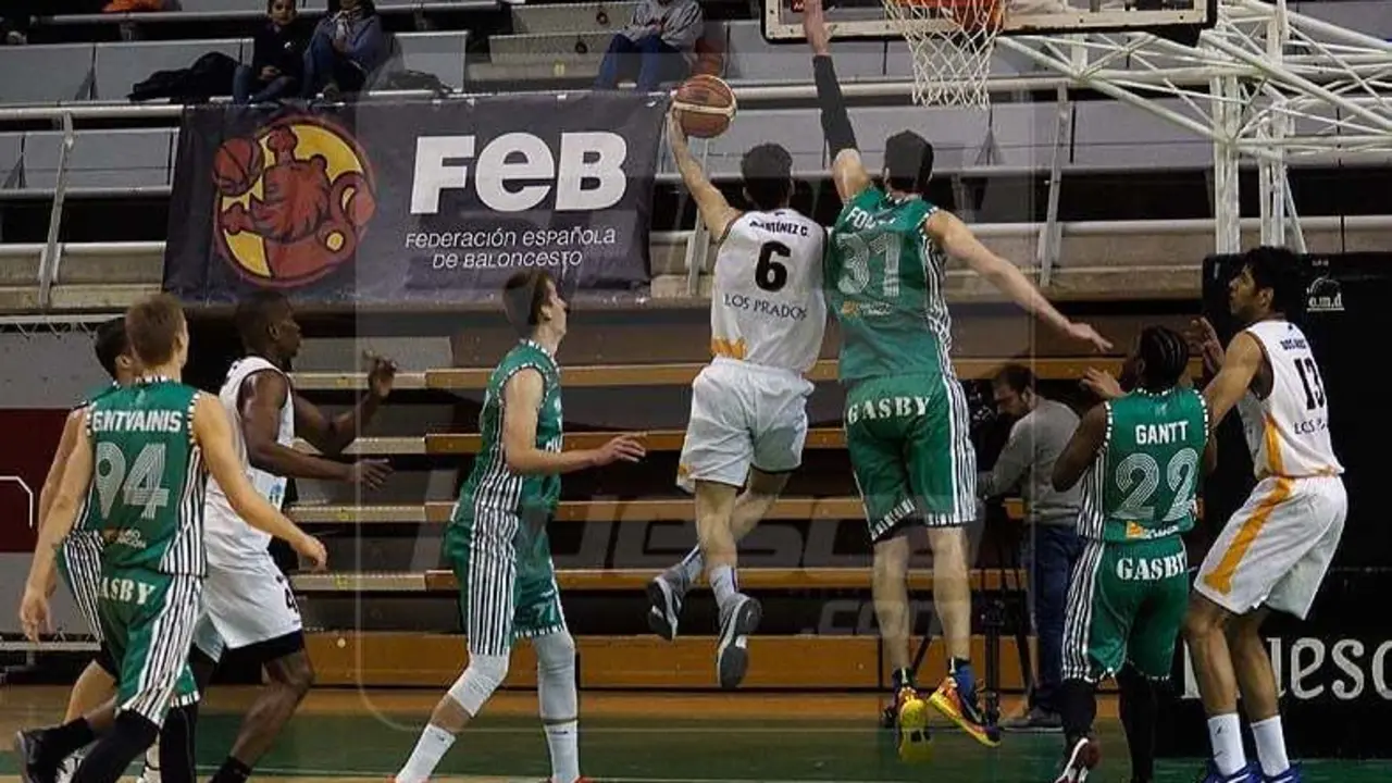 Tap&oacute;n de Albert Fontet a Carlos Mart&iacute;nez en el partido ante Oviedo / Foto: C.Pascual