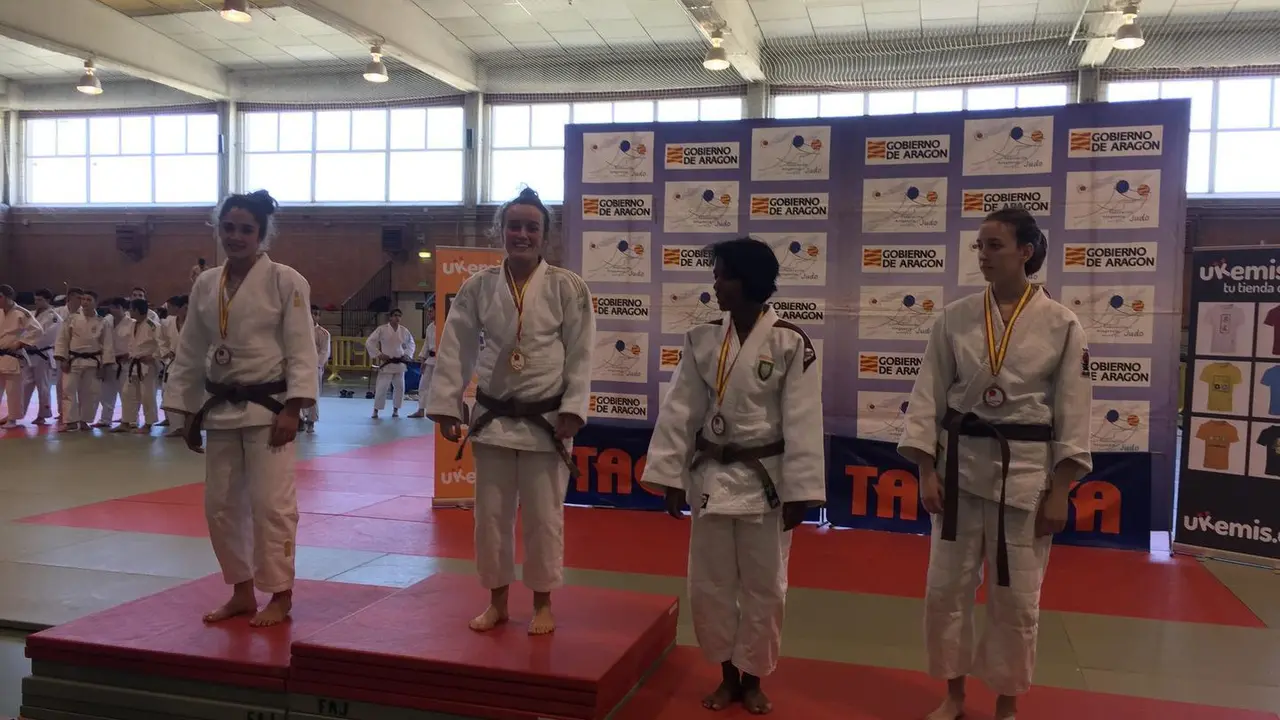 Bel&eacute;n en lo alto de podio | Foto: Escuela Judo Samurai