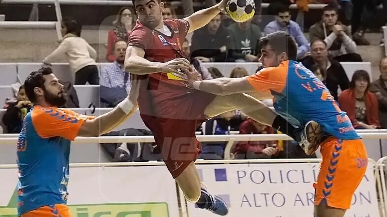 Alex Marcelo busca el lanzamiento en el partido contra el Villa de Aranda. Foto: C.Pascual 