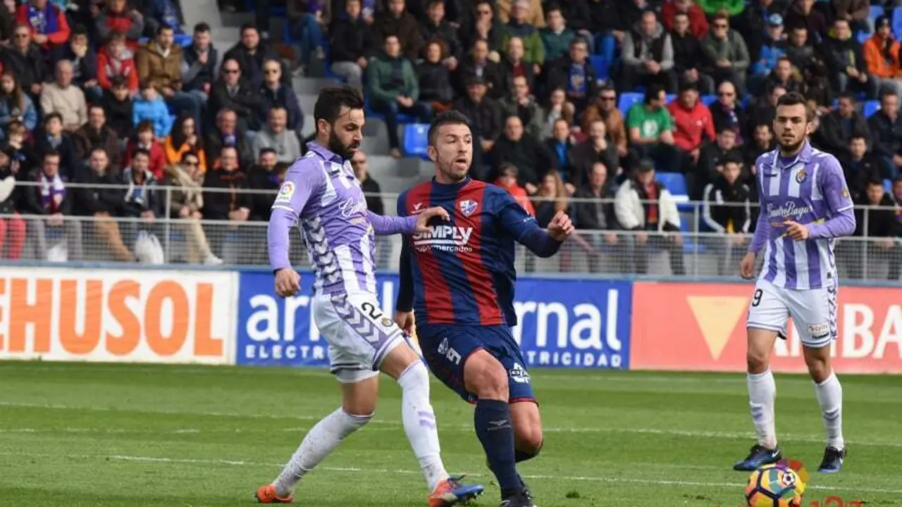 El delantero madrile&ntilde;o, Borja L&aacute;zaro, disputando un bal&oacute;n ante el Real Valladilid | Foto: LaLiga