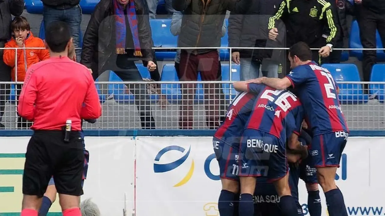 El conjunto azulgrana celebrando un gol en El Alcoraz | Foto: C. Pascual