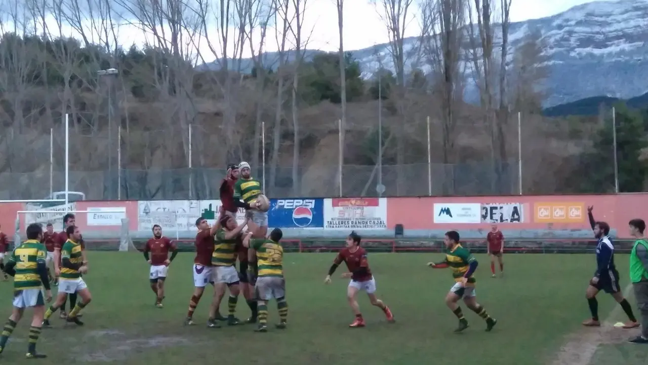 Imagen de una de las touch del partido entre altoaragoneses y sorianos. Foto: Rugby Jaca