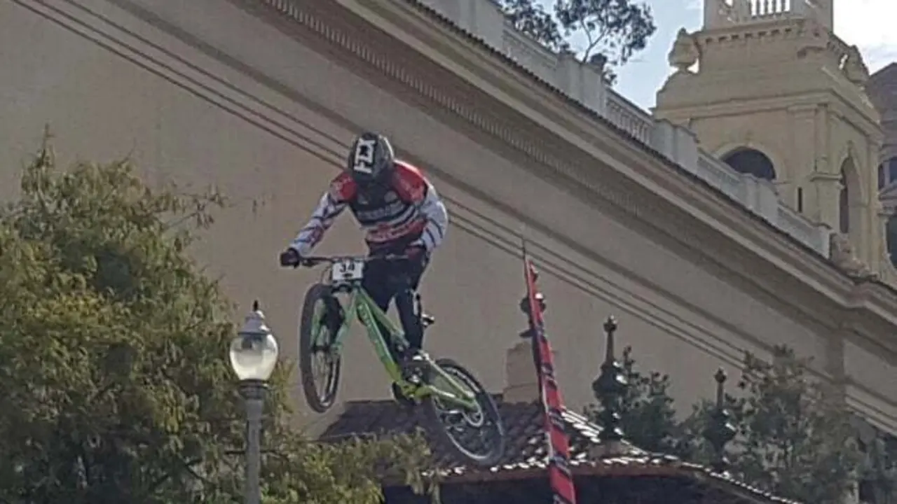 Jon Pardo, en pleno descenso durante la prueba celebrada en Barcelona.