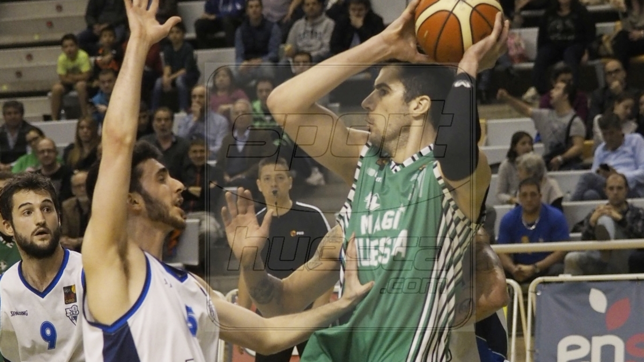 Fontet busca l&iacute;nea de pase ante la presi&oacute;n de Sergi Costa | Foto: C.Pascual