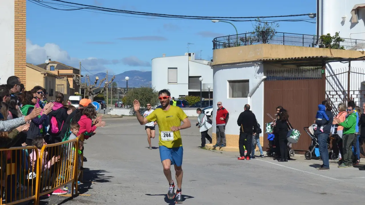 Luis Alberto Hernando responde a los aplausos de los aficionados en los &uacute;ltimos metros del trail de Chimillas de la pasada edici&oacute;n. Foto: sporthuesca