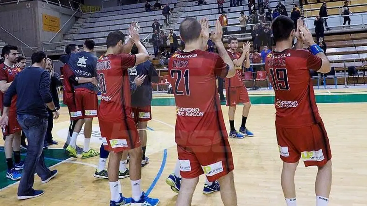 Los jugadores del Bada aplauden a sus aficionados en el partido de ida contra el Guadalajara. Foto: C. Pascual