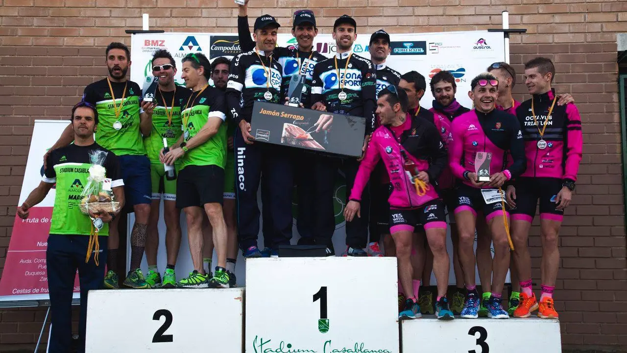 Equipo del Zone Sport C.C. Monz&oacute;n en lo alto de podio | Foto: Javier S&aacute;nchez Fotograf&iacute;a