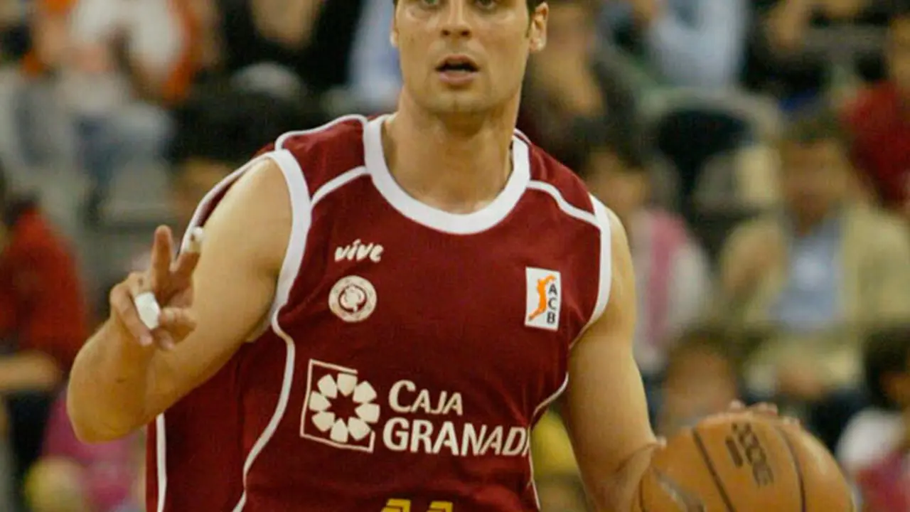 Nacho Ord&iacute;n con la camiseta del Granada | Foto: Gigantes.com